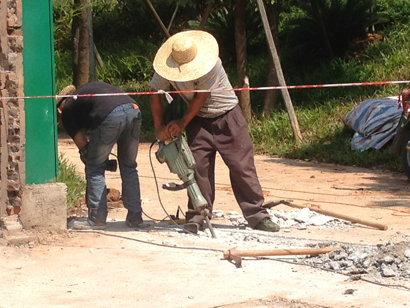 ���ʩ����Ա�����սڼ��ռ��ظ�λ